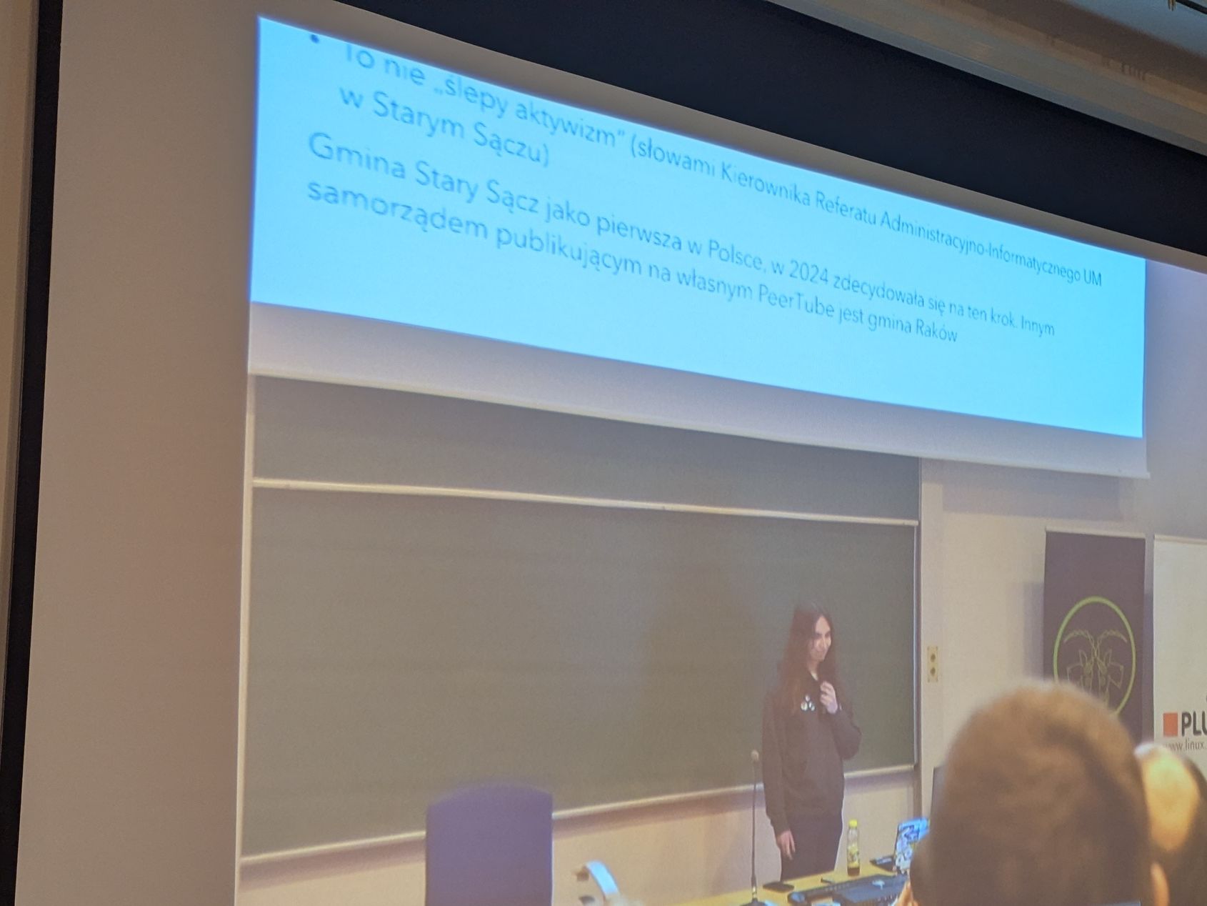 zdjęcie przedstawiające slajd z tekstem „Gmina Stary Sącz jako pierwsza w Polsce, w 2024 zdecydowała się na ten krok. Innym samorządem publikującym na własnym PeerTube jest gmina Raków.”